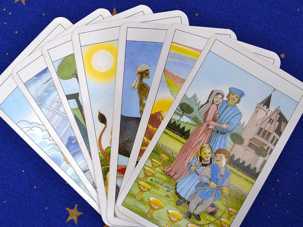 What is the best way for beginners to learn Tarot Cards without having to memorize each individual card?